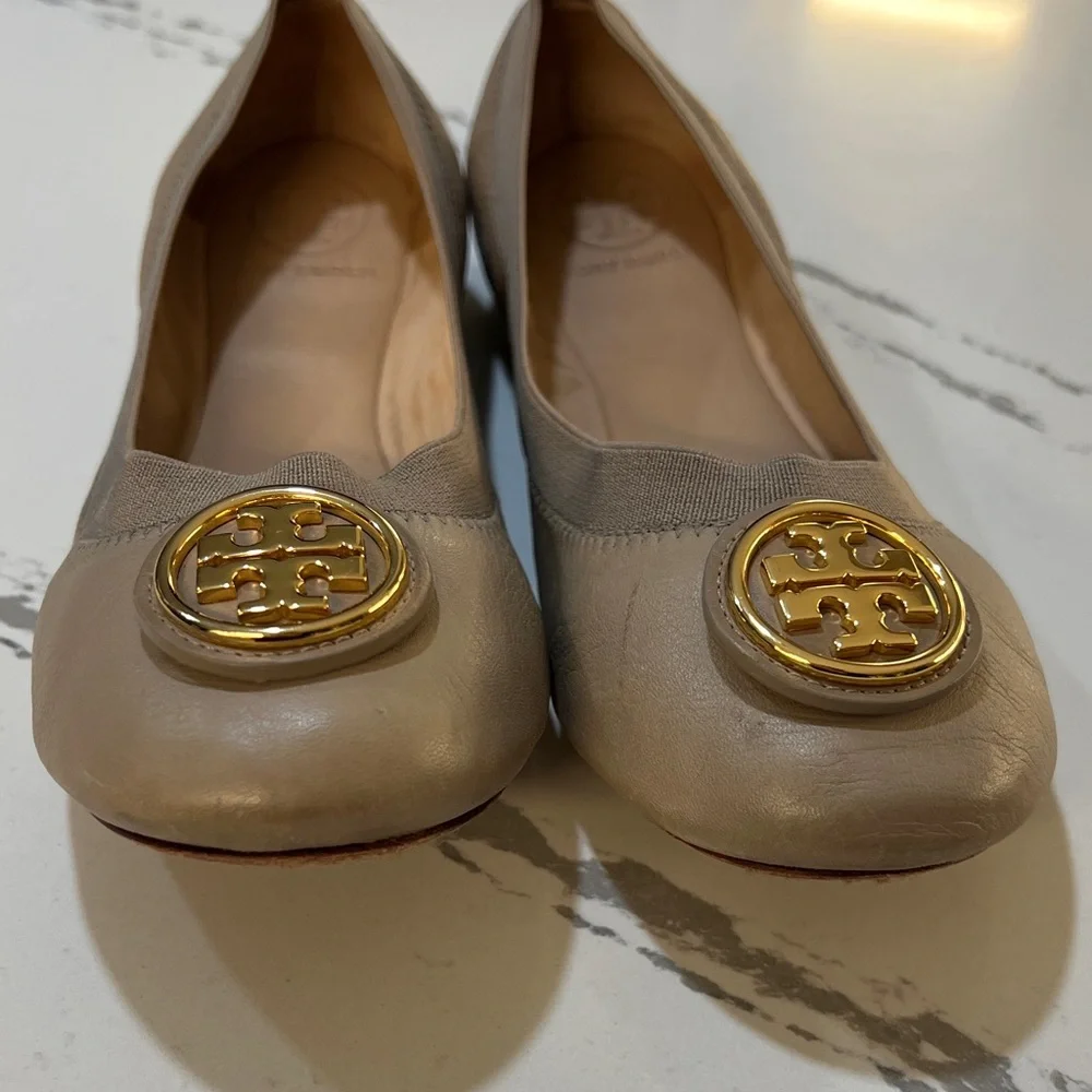 Tory Burch Women's Sand Caroline 2 Flats with Gold Logo size 8M
